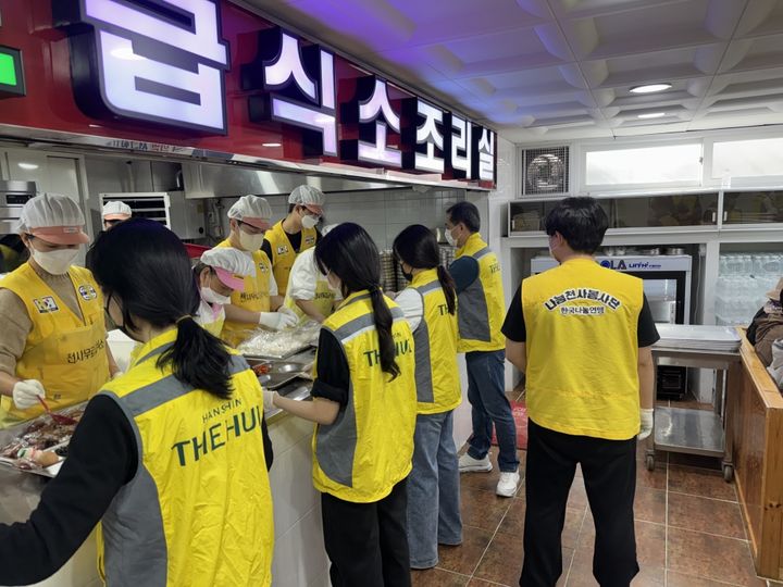 [서울=뉴시스] 한신공영의 사내 봉사단체인 '한신효(孝)봉사단'은 18일 서울 종로구 '종로 천사무료급식소'를 찾아 취약계층 어르신들을 위한 급식 봉사활동을 펼쳤다고 20일 밝혔다. (사진=한신공영 제공) 2026.04.20. photo@newsis.com *재판매 및 DB 금지