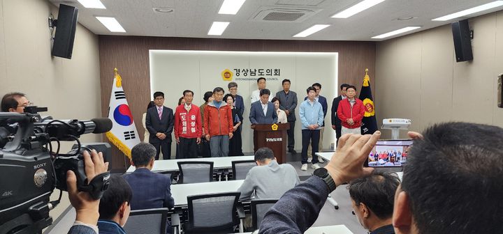 [창원=뉴시스]경남 함안군수 경선 후보자 3명, 조영제 후보 공천 철회 기자회견. 2026.04.20.sky@newsis.com *재판매 및 DB 금지