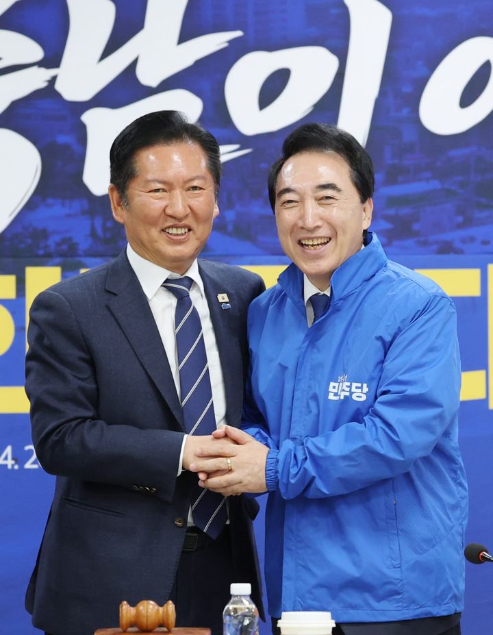 [보령=뉴시스] 정청래 더불어민주당 대표가 20일 보령머드테마파크에서 열린 현장최고위원회에서 박수현 충남도지사 후보에게 파란잠바를 전달했다. (사진=박수현 캠프 제공) 2026.04.20 photo@newsis.com *재판매 및 DB 금지