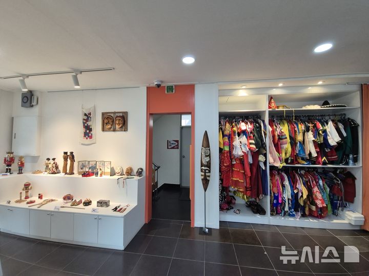 [군포=뉴시스] 군포시 가족센터의 다문화 체험 공간 '다가온(ON)'이 운영하는 세계 전통 의상 전시장 전경. (사진=군포시 제공).2026.04.20.photo@newsis.com