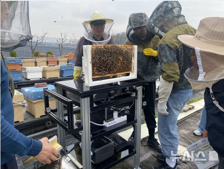 [평택=뉴시스] 꿀벌응애 검출장치를 살펴보고 있는 모습 2026.04.20.photo@newsis.com 