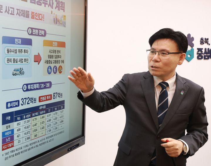 [청주=뉴시스] 이동옥 충북도 행정부지사가 20일 충북도청 브리핑룸에서 교통안전 개선 대책에 대해 설명하고 있다. (사진=충북도 제공) *재판매 및 DB 금지