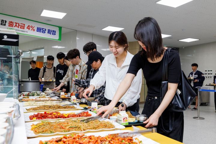 [춘천=뉴시스] 20일 강원대학교(총장 정재연) 춘천캠퍼스(캠퍼스총장 임의영)는 오는 23일부터 춘천캠퍼스 제1학생회관(천지관)에서 재학생들의 든든한 식생활 지원을 위한 ‘2026학년도 이천원의 저녁 뷔페’ 사업을 운영한다고 밝혔다. 사진은 지난해' 이천원의 저녁 뷔페 '모습. 강원대학교 제공. *재판매 및 DB 금지