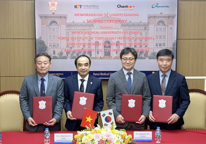 [하노이=뉴시스] KIT가 지난 17일 베트남 하노이의과대학에서 '비임상 안전성 평가 분야 협력 및 GLP 기반 연구환경 구축을 위한 업무협약'을 체결했다.(왼쪽부터)파마유니티상사 임두환 대표이사, 하노이의과대학 응우옌 후우 투 총장, KIT 허정두 소장, 코아스템켐온 송시환 사장.(사진=KIT 제공) *재판매 및 DB 금지