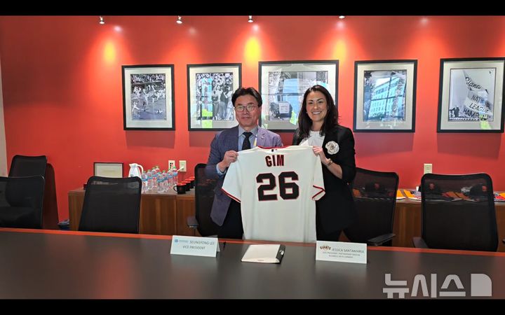 [서울=뉴시스] 이승룡 수협중앙회 경제사업 부대표(사진 왼쪽부터)와 제시카 산타마리아 샌프란시스코 자이언츠 구단 부대표는 지난 17일(미국 현지시각) 샌프란시스코 자이언츠의 홈구장인 오라클 파크에서 공식 파트너십을 체결했다.