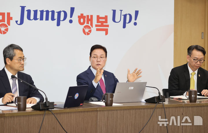 [창원=뉴시스]박완수 경남도지사가 20일 도청 도정회의실에서 실국본부장회의를 주재하고 있다.(사진=경남도 제공) 2026.04.20. photo@newsis.com