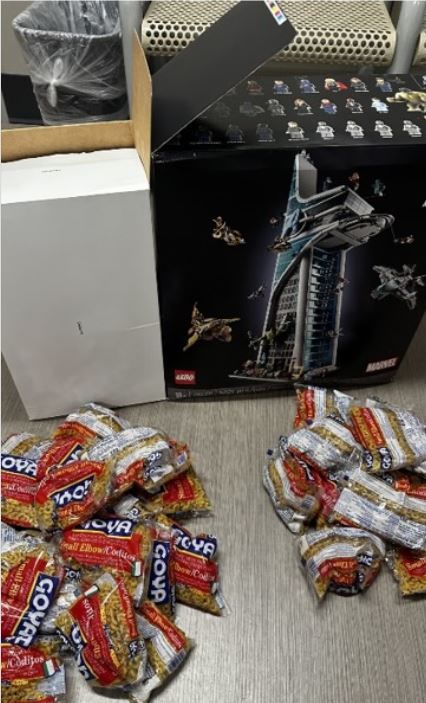 [서울=뉴시스] 미국의 한 남성이 매장에서 레고를 구매한 뒤 파스타를 채워 반품한 혐의로 경찰에 붙잡혔다. (사진='irvinepolice' 인스타그램 계정 캡처)