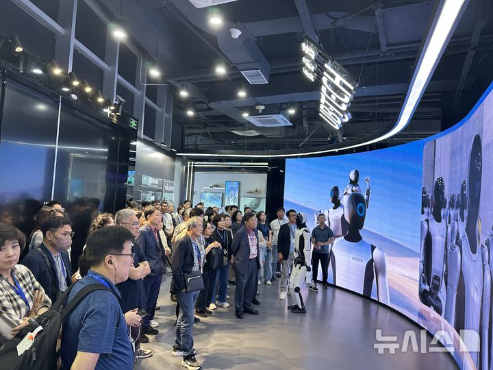 [광주=뉴시스]광주상의가 휴머노이드 로봇 전문 기업인 중국 유비테크 로보틱스에서 산업시찰을 했다. (사진=광주상의 제공)