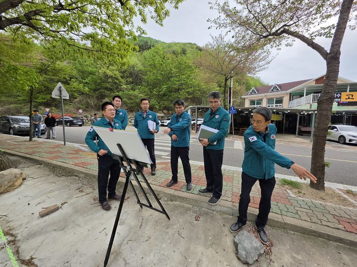 [양산=뉴시스] 경남 양산시가 행락철을 앞두고 하천·계곡 내 불법시설물에 대한 현장점검을 하고 있다. (사진=양산시 제공) 2026.04.20. photo@newsis.com *재판매 및 DB 금지