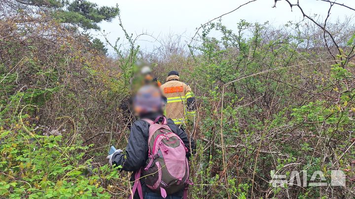 [제주=뉴시스] 제주소방안전본부 고사리 채취객 구조 자료사진. (사진=제주소방안전본부 제공) 2026.04.20. photo@newsis.com