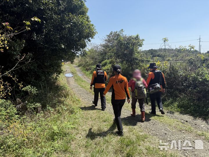 [제주=뉴시스] 제주소방안전본부 고사리 채취객 구조 자료사진. (사진=제주소방안전본부 제공) 2026.04.20. photo@newsis.com
