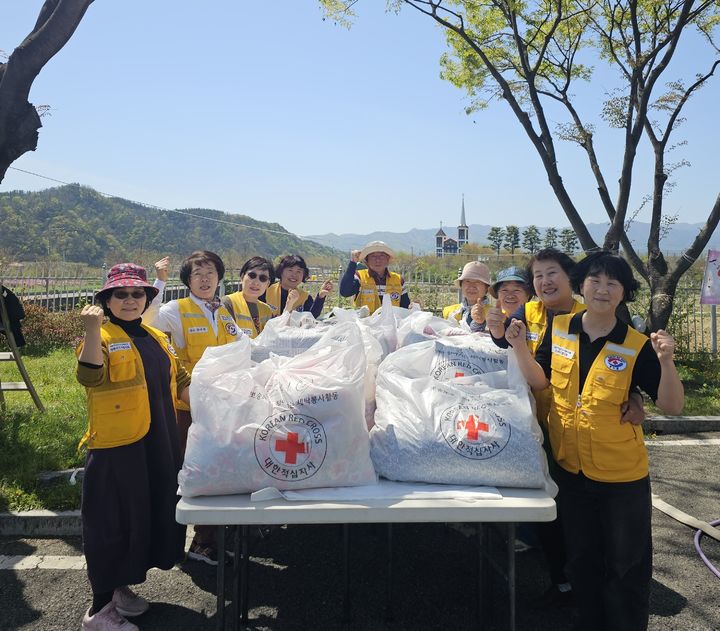 [안동=뉴시스] 사랑의 세탁봉사. (사진=경북적십자사 제공) 2026.04.20. photo@newsis.com *재판매 및 DB 금지