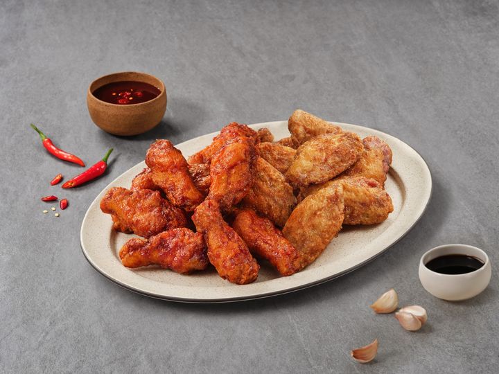 [서울=뉴시스] 교촌에프앤비가 교촌의 인기 소스를 더욱 풍성하고 다채롭게 즐길 수 있는 '반반윙박스 20p'를 필두로 윙 제품 라인업 강화에 나섰다.(사진=교촌에프앤비) *재판매 및 DB 금지