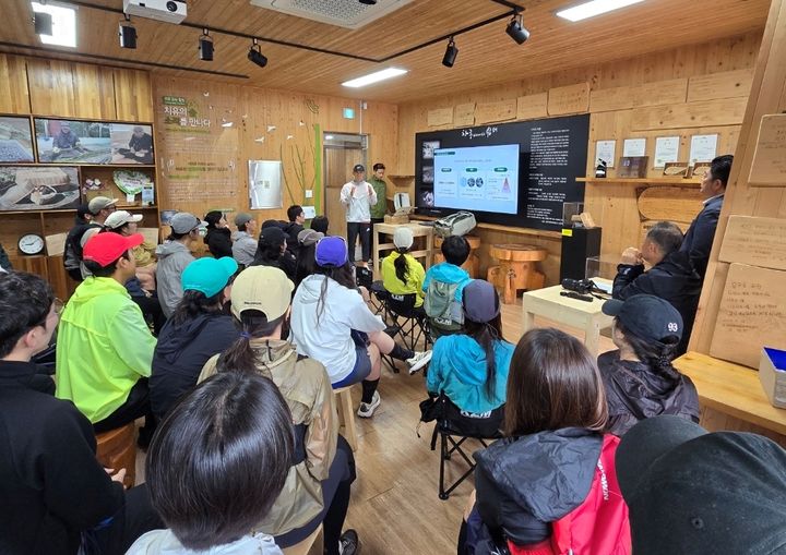 [서귀포=뉴시스] 18일 오전 서귀포 치유의숲에서 서귀포시와 트랜스제주국제트레일러닝대회조직위원회가 공동으로 트레일러닝 입문자를 위한 기초 교육을 진행하고 있다. (사진=서귀포시 제공) 2026.04.20. photo@newsis.com *재판매 및 DB 금지