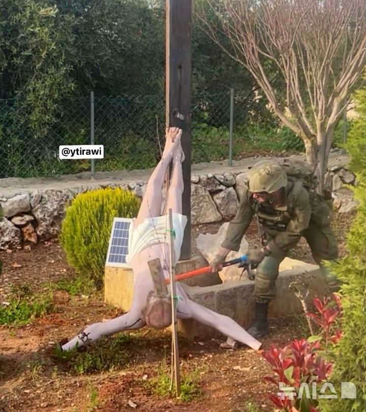 [서울=뉴시스]군복을 입은 한 남성이 예수 그리스도상을 망치로 내려치고 있다. 사진 게시자는 19일(현지시간) 이 남성이 레바논 남부에서 작전 중인 이스라엘 군인이라고 주장했다. (사진 = 유니스 티라위 엑스 계정 갈무리) 2026.04.20