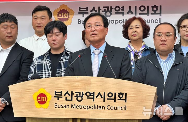 [부산=뉴시스] 원동화 기자 = 국민의힘 소속 김기재 영도구청장(가운데)이 20일 부산시의회 브리핑룸에서 기자회견을 열고 공천 결과에 반발하고 있다. 2026.04.20. dhwon@newsis.com