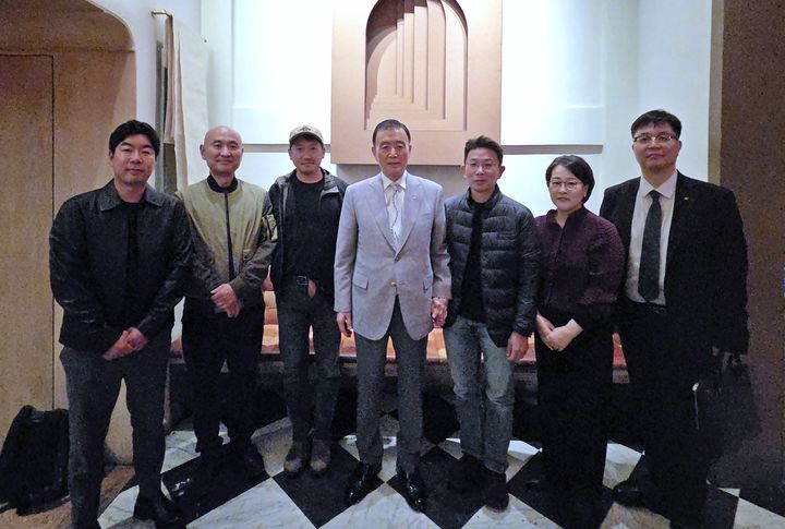 [세종=뉴시스] 홍문표 aT 사장(좌측 4번째)이 19일(현지시간) 뉴욕 맨해튼에서 열린 K-푸드 수출확대방안 간담회에 참석해 기념사진을 찍고 있다. (좌측부터) 김호영 셰프 옥동식 셰프, 이기현 핸드 호스피탈리티 대표, 홍문표 사장, 박용범 핸드 호스피탈리티 디렉터, 윤미정 aT미주지역본부장, 심화섭 aT 수출전략처장. (사진=aT 제공) *재판매 및 DB 금지