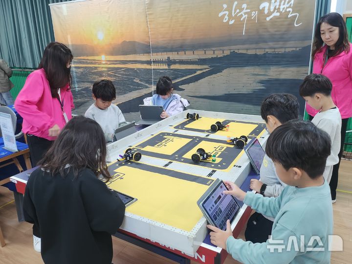 [전북=뉴시스] 초등학생등이 조립한 로봇을 활용한 갯벌 해양쓰레기를 수거 활동하는 모습. (사진= 한국의갯벌세계유산등재추진단 제공) *재판매 및 DB 금지