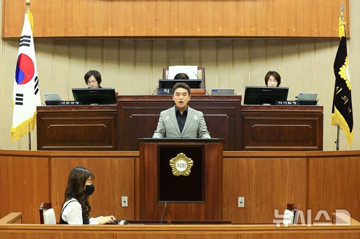 [의왕=뉴시스] 시 의회에서 발언하는 한채훈 의왕시의회 의원. (사진=본인 제공).2026.04.20. photo@newsis.com