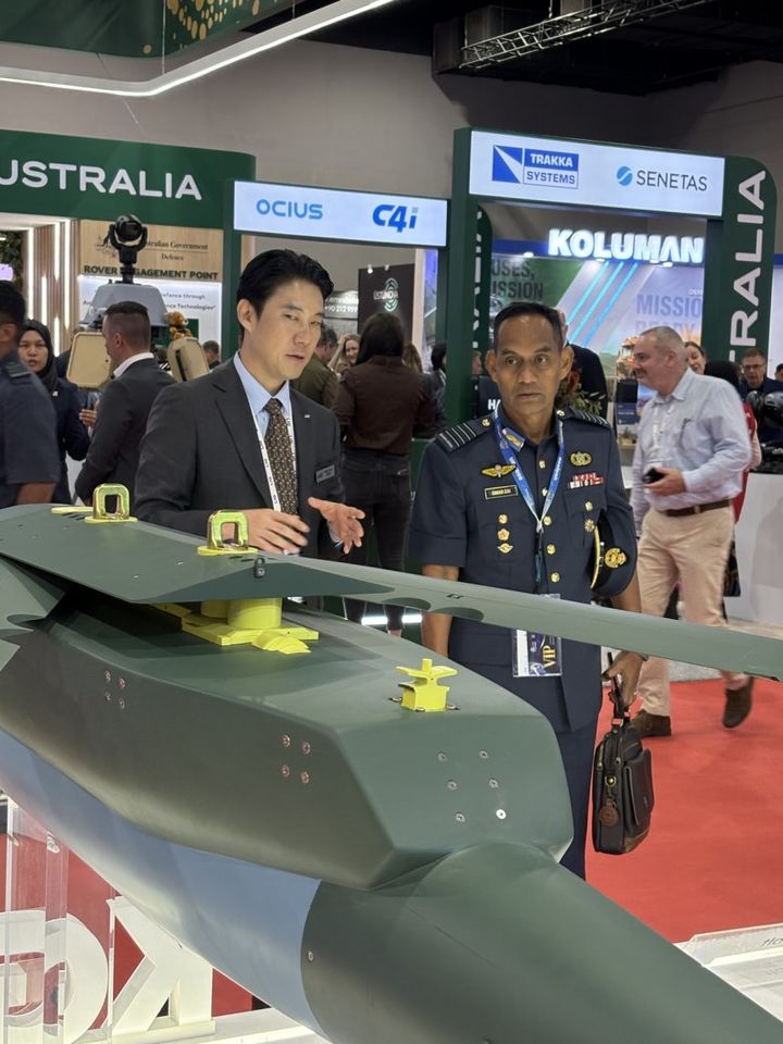 [서울=뉴시스] LIG 디펜스&에어로스페이스 관계자가 말레이시아 쿠알라룸푸르에서 열린 디펜스 서비스 아시아(DSA) 2026에서 기술력을 설명하는 모습. (사진=LIG 디펜스&에어로스페이스) 2026.04.20 photo@newsis.com *재판매 및 DB 금지 *재판매 및 DB 금지