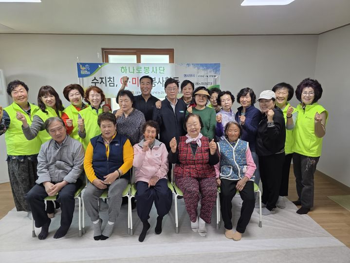[울산=뉴시스] 울산 상북농협(조합장 최갑락)은 20일 울주군 상북면 등억마을회관에서 고령 농업인을 대상으로 수지침 및 이미용 봉사활동을 했다. (사진= 상북농협 제공) 2026.04.20.photo@newsis.com *재판매 및 DB 금지