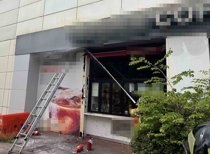 [부산=뉴시스] 20일 부산 해운대구의 한 대형마트 1층에 입점한 점포 외부 간판에서 불이 났다. (사진=부산소방재난본부 제공) 2026.04.20. photo@newsis.com *재판매 및 DB 금지