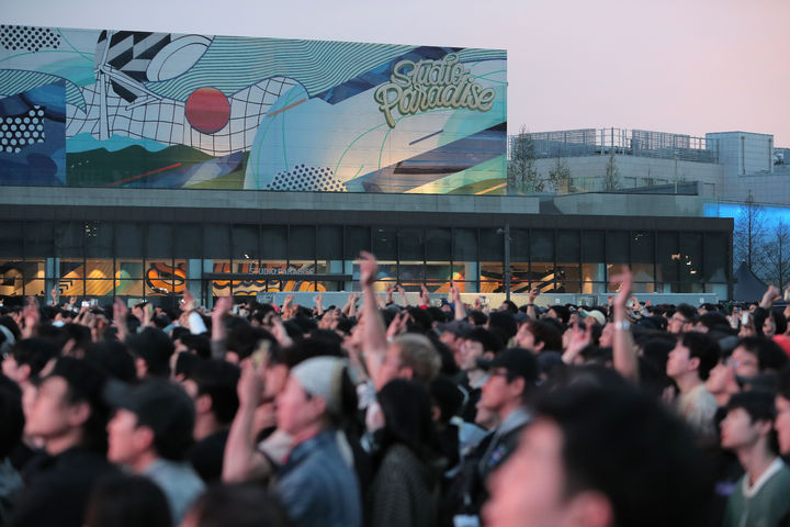 [서울=뉴시스] 1. 18일 파라다이스시티 컬처파크에서 ‘딥 퍼플’ 내한 공연. 페스티벌 분위기의 컬처파크 야외무대에서 공연을 즐기는 관객들 뒤로 '스튜디오 파라다이스'가 보인다. 다소 쌀쌀한 날씨에 바닷바람까지 불었지만 펜스 주변에 앉거나 널찍이 떨어져 춤을 즐기는 관객들.(사진=파라다이스시티) *재판매 및 DB 금지