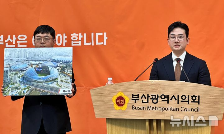 [부산=뉴시스] 원동화 기자 = 개혁신당 정이한 부산시장 후보는 20일 부산시의회 브리핑룸에서 기자회견을 열고 3만명 규모의 개폐형 돔구장으로 사직야구장을 재건축하고 주차면수도 5000면 이상으로 확보하겠다는 구상안을 발표했다. 2026.04.20. dhwon@newsis.com