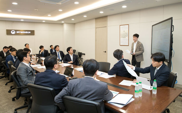 [서울=뉴시스]과학기술정보통신부는 소관 주요 정책 이슈들에 대한 역량을 집중하기 위해, 내부 정책 브랜드이자 관리 방안으로 ‘다함께 스프린트(SPRInT)’를 신설·개시한다고 밝혔다. 이는 긴밀한 내부 정보공유 및 협업 체계를 만들어가기 위한 것으로, 배경훈 부총리가 직접 명명했다. (사진=과기정통부 제공) *재판매 및 DB 금지