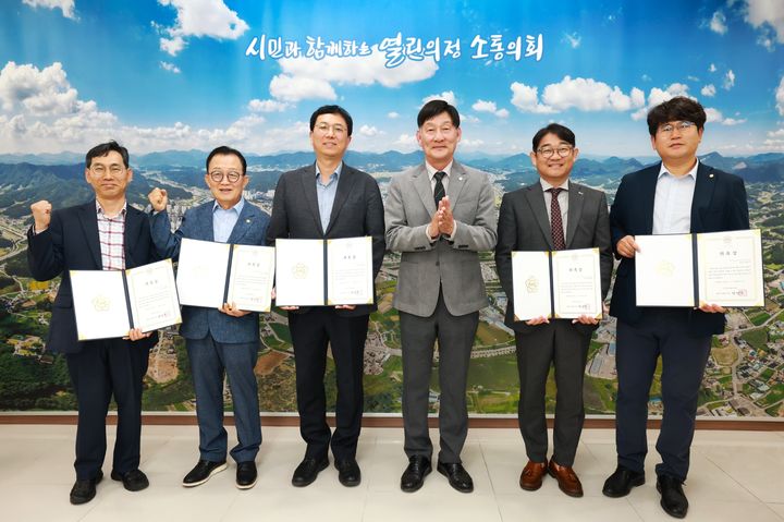 제천시의회 박영기(왼쪽서 네번째) 의장과 민간 심의위원들 *재판매 및 DB 금지