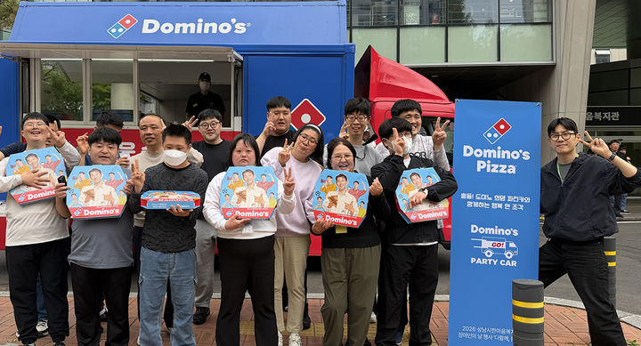 [서울=뉴시스] 도미노피자, 장애인의 날 맞아 '성남시한마음복지관'에 파티카로 피자 전달(사진=도미노피자) *재판매 및 DB 금지