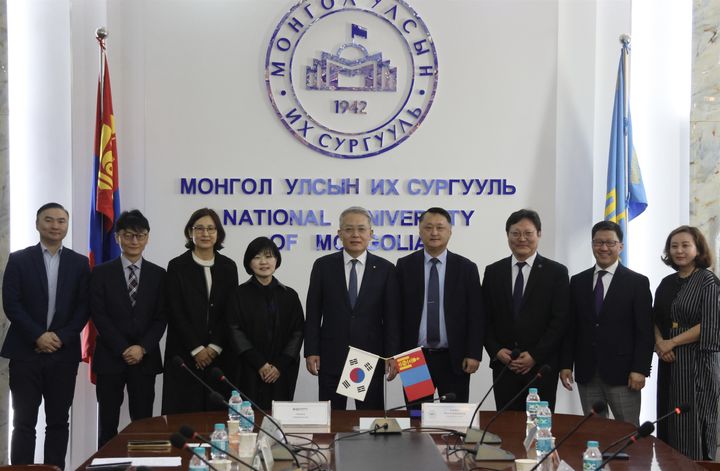 [서울=뉴시스] 한성대와 몽골국립대가 교류 협력 협약을 체결하고, 양 기관 관계자들이 기념 사진을 촬영하고 있다. (사진=한성대 제공) 2026.04.20. photo@newsis.com *재판매 및 DB 금지