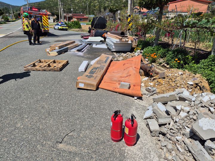 [진도=뉴시스] 지난 16일 전남 진도군 임회면 남동리 인근 길가에 적치된 건축자재에서 불이 났다. 당시 불은 건조한 날씨로 인해 인근 민가로 번질 수 있는 위험한 상황이었다. (사진=전남소방본부 제공) 2026.04.20. photo@newsis.com *재판매 및 DB 금지