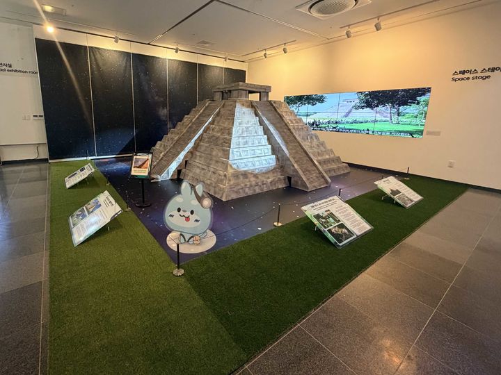 [밀양=뉴시스] 아리랑우주천문대 내부에 설치된 치첸이트사 엘 카스티요 피라미드. (사진=밀양시 제공) 2026.04.20. photo@newsis.com *재판매 및 DB 금지