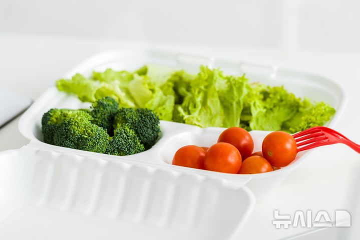 [서울=뉴시스] 그룹 악뮤(AKMU)의 이수현이 체중 감량에 효과를 본 브로콜리와 방울토마토. (사진=유토이미지) 2026.04.20. *재판매 및 DB 금지