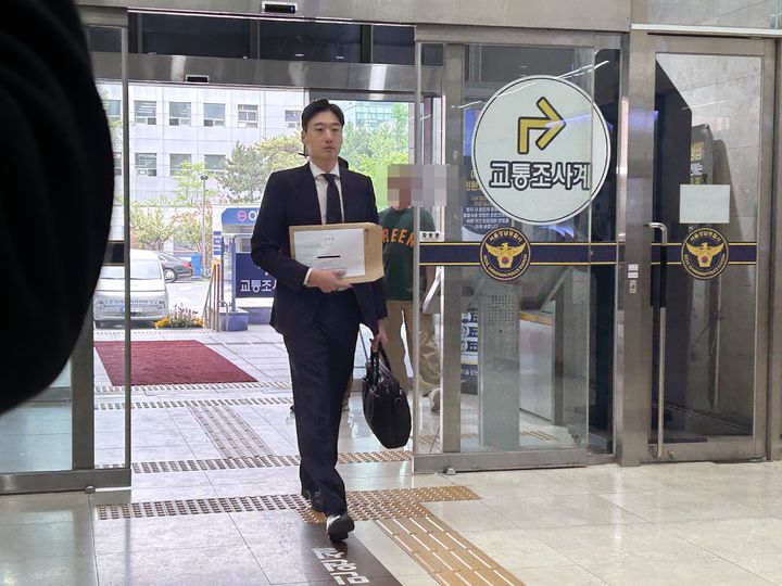 [서울=뉴시스] 지난해 3월 경남 창원NC파크에서 외장 구조물 추락 사고로 관중 1명이 숨진 사고와 관련해 유족 측이 NC다이노스 구단에 대한 추가 고소장을 제출했다. 사진은 유족 측 변호사가 서울 강남경찰서에 고소장을 접수하는 모습.2026.04.20.photo@newsis.com *재판매 및 DB 금지