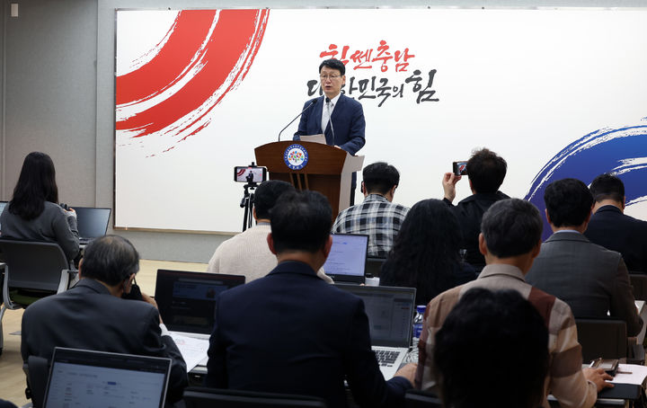 [홍성=뉴시스] 홍종완 충남도 행정부지사, 중동 사태 장기화에 따른 대책 마련 기자회견 모습. *재판매 및 DB 금지