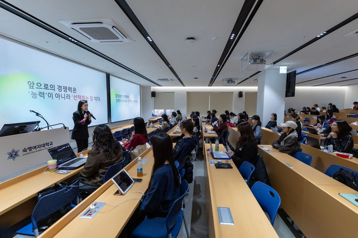 [서울=뉴시스] 숙명여대에서 열린 'WPP미디어와 함께하는 잡 아카데미'에 김은애 부사장이 연사로 참여해 강의를 진행하고 있다. (사진=숙명여대 제공) 2026.04.20. photo@newsis.com *재판매 및 DB 금지