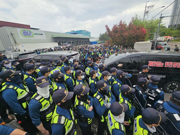 [진주=뉴시스]경찰과 화물연대, 물류센터 출입구에서 대치중.(사진=독자 제공).2026.04.20.photo@newsis.com *재판매 및 DB 금지