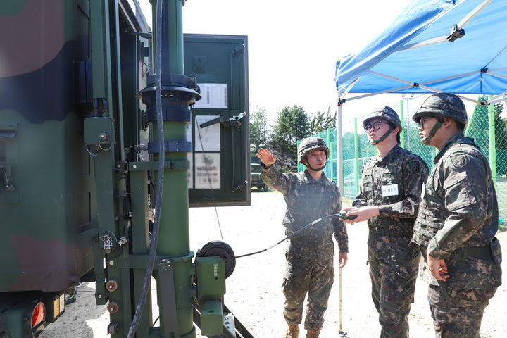 [화성=뉴시스] 수원공업고등학교 정보네트워크과 학생이 16일 육군 제51보병사단에서 병영체험을 하고 있다. (사진=육군 제51보병사단 제공) 2026.04.20. photo@newsis.com *재판매 및 DB 금지