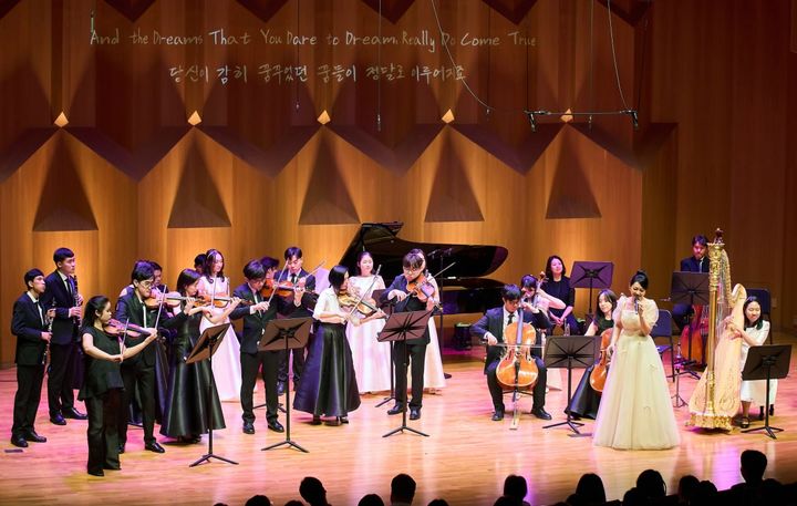 [서울=뉴시스] HS효성이 '장애인의 날'을 맞아 송중기 부부, 뮤지컬 배우 김소현 등 셀럽들과 함께 장애와 비장애의 경계를 허무는 뜻깊은 시간을 마련했다. 사진은 지난 18일 예술의전당에서 열린 장애·비장애 통합 실내악 연주단 '가온 솔로이스츠'의 제7회 정기연주회 모습. (사진=HS효성 제공) 2026.04.20 photo@newsis.com *재판매 및 DB 금지