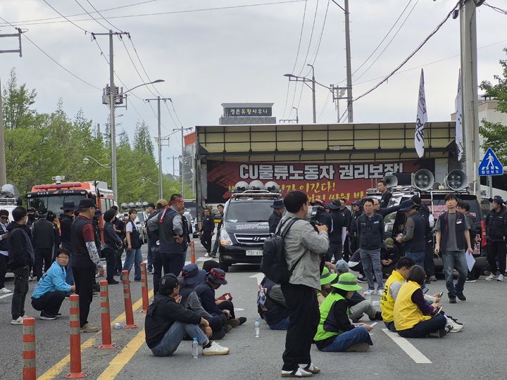[진주=뉴시스]화물연대 노조원이 물류센터 정문에 집결하고 있다.(사진=독자 제공).2026.04.20.photo@newsis.com *재판매 및 DB 금지
