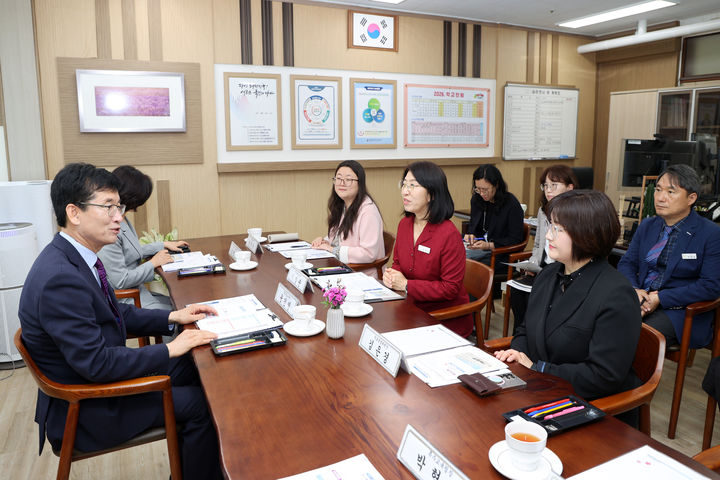 윤건영 충북교육감(왼쪽)이 20일 공립 지적장애 특수학교인 청주혜원학교를 찾아 교직원과 대화하고 있다.(사진=충북교육청 제공).2026.04.20.photo@newsis.com *재판매 및 DB 금지