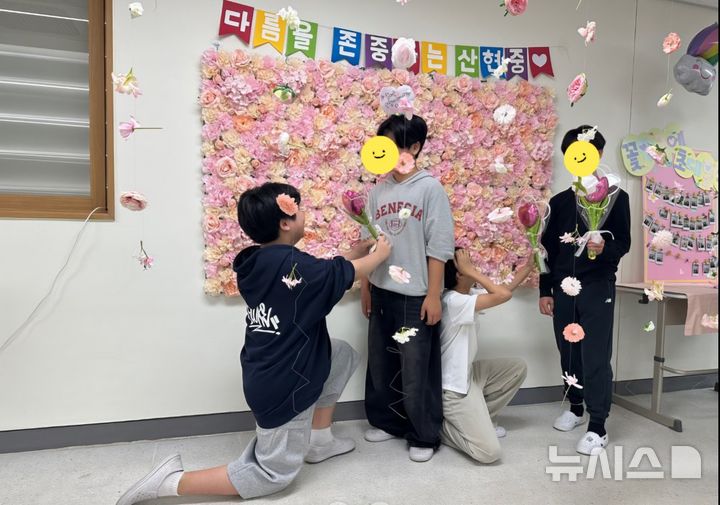 [시흥=뉴시스] 시흥시 산현중학교가 지난 일주일을 장애 인권 주간을 지정하고, 특수학급인 '꽃 학급'으로 전교생을 초대하는 '꽃 학급에 초대할게'를 운영했다. (사진=시흥교육지원청 제공). 2026.04.20. photo@newsis.com