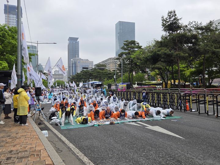 [서울=뉴시스] 심재민 인턴 기자= 전국장애인부모연대(부모연대)가 20일 영등포구 국회의사당역 2·3번 출구 인근에서 집회를 열고 오체투지(五體投地·무릎을 꿇고 팔을 땅에 댄 다음 머리가 땅에 닿게 절하는 것)를 진행 중이다. 2026.04.20 *재판매 및 DB 금지