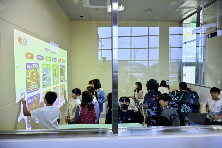 [속초=뉴시스] 속초미디어센터 견학 중인 지녁 내 초등학교 학생들 모습.(사진=속초시 제공)photo@newsis.com *재판매 및 DB 금지