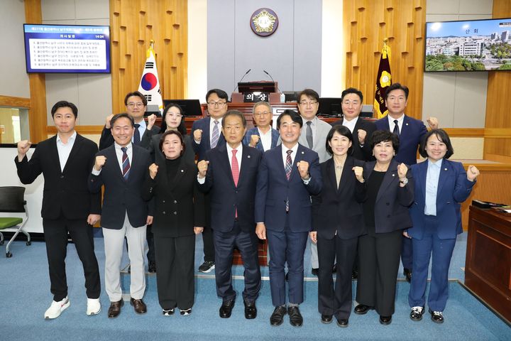 [울산=뉴시스] 20일 울산 남구의회 의원들이 제8대 임기 마지막 공식 회기 일정인 제277회 임시회를 폐회한 뒤 서동욱 남구청장과 기념촬영을 하고 있다. (사진=울산 남구의회 제공) 2026.04.20. photo@newsis.com *재판매 및 DB 금지
