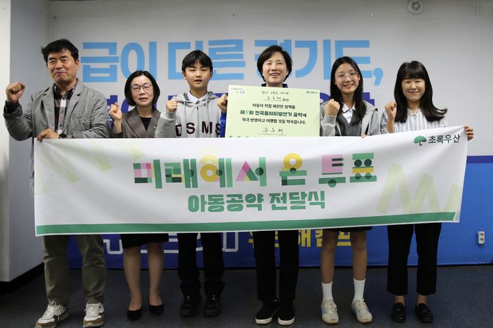 [수원=뉴시스] 정책 제안서 전달식. (사진=캠프 제공) 2026.04.20 . photo@newsis.com *재판매 및 DB 금지