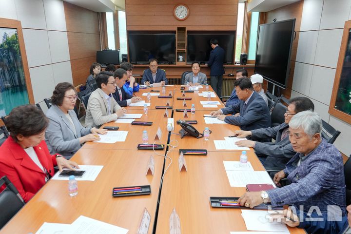 [포천=뉴시스] 대한노인회 포천시지회 임원들과의 간담회. (사진=포천시의회 제공) 2026.04.20 photo@newsis.com