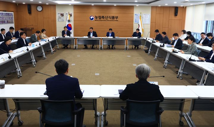[세종=뉴시스] 농림축산식품부는 송미령 장관이 정부세종청사에서 '국정과제 이행상황 점검회의'를 주재하고 성과 창출 방안 등을 논의했다고 밝혔다. (사진=농식품부 제공) 2026.04.20. photo@newsis.com *재판매 및 DB 금지
